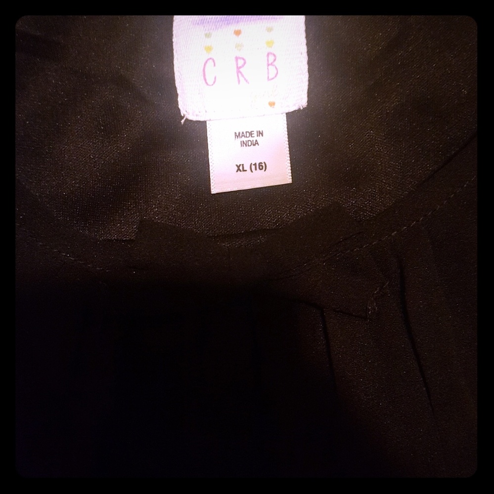 A Lace-and-ruffled two bow shirt